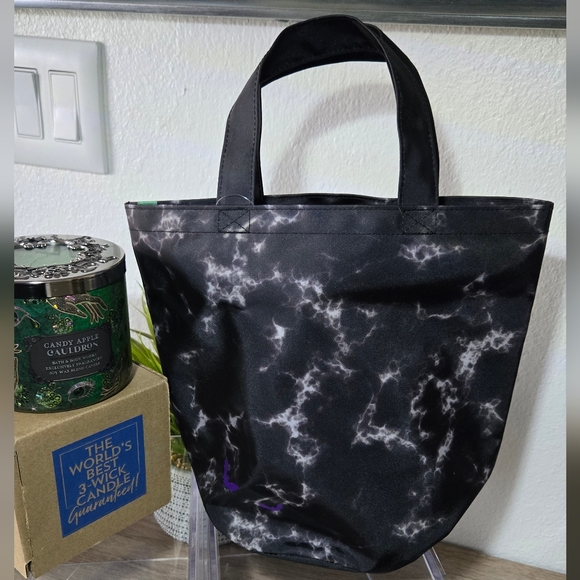 Candy Apple Cauldron 4-Piece Gift Set w/Bag • Bath & Body Works • - Picture 10 of 16